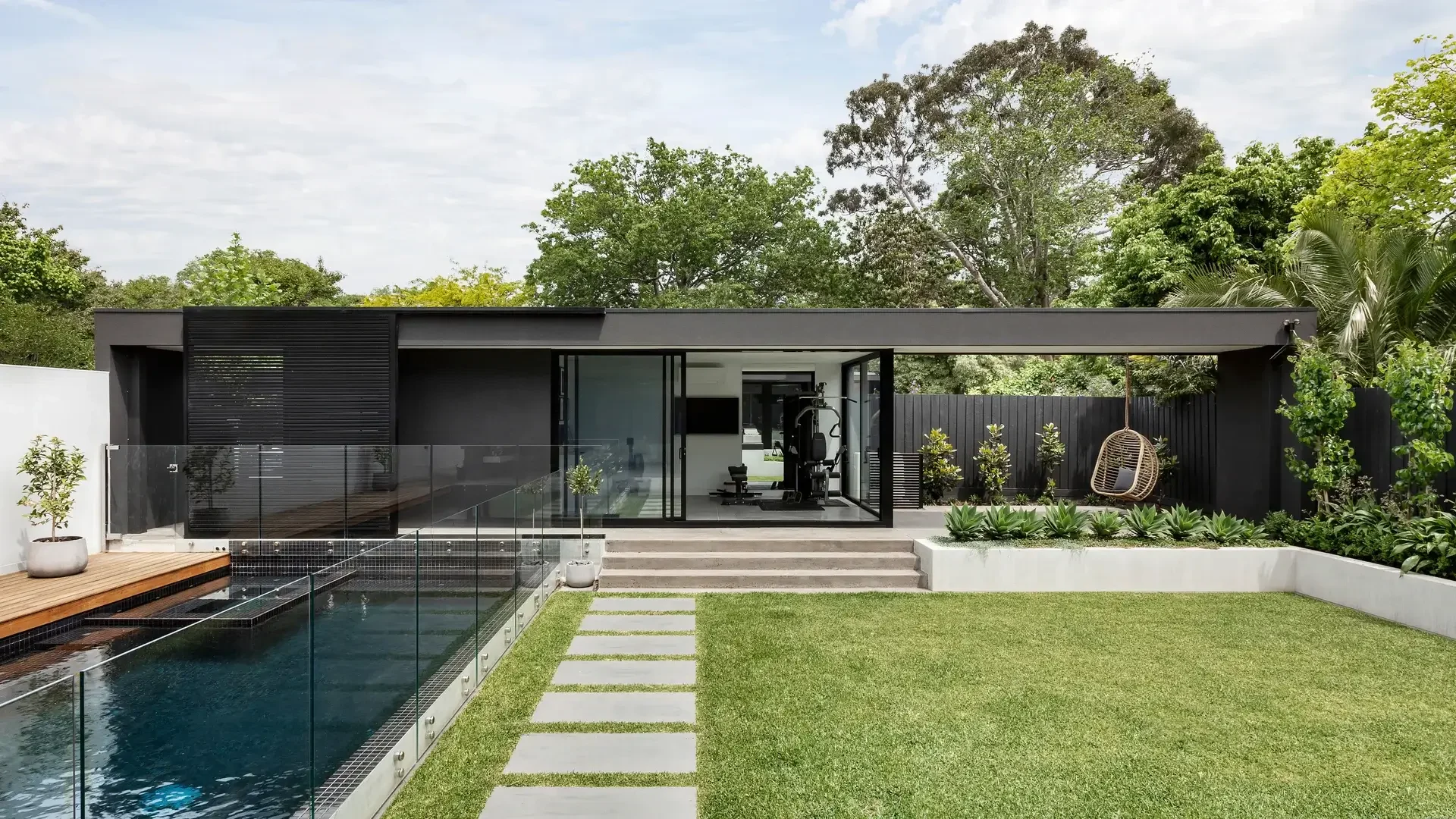 modern-house-exterior-2021-08-26-20-03-40-utc.webp